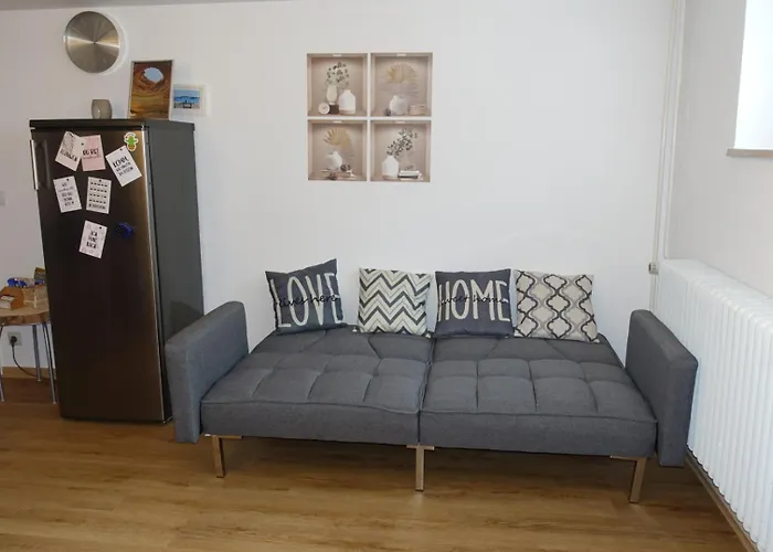 Ruhige, Modern Eingerichtete 2 Zimmer Wohnung Im Untergeschoss Eines Zweifamilienhauses